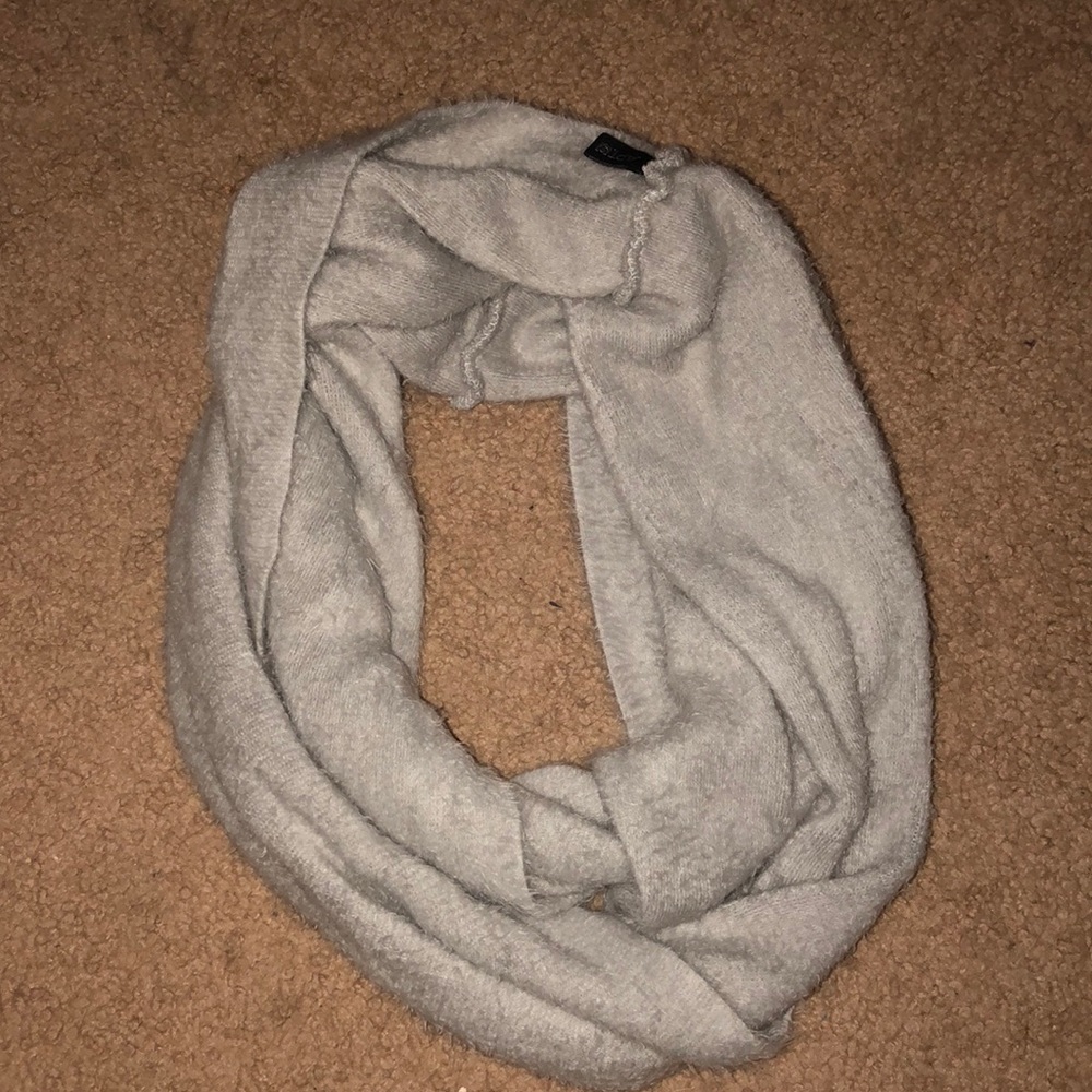 this is a long grey scarf